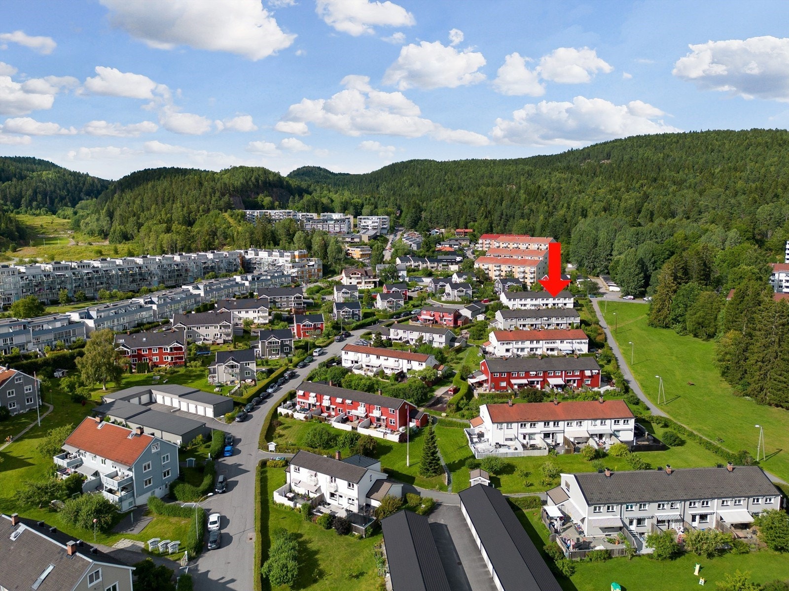 Beliggende i markagrensen, omringet av store grøntareal med fotballbaner, lekeparker, skiløyper, slalåmbakke, skøytebane og badedam Galleribilde