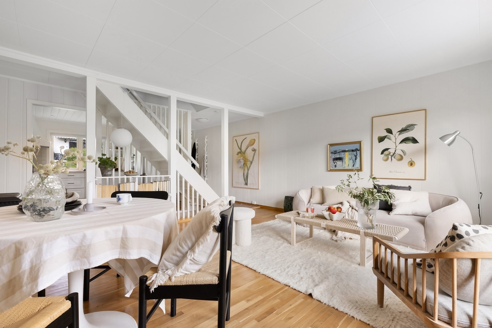 Stuen er åpen og sosial Galleribilde