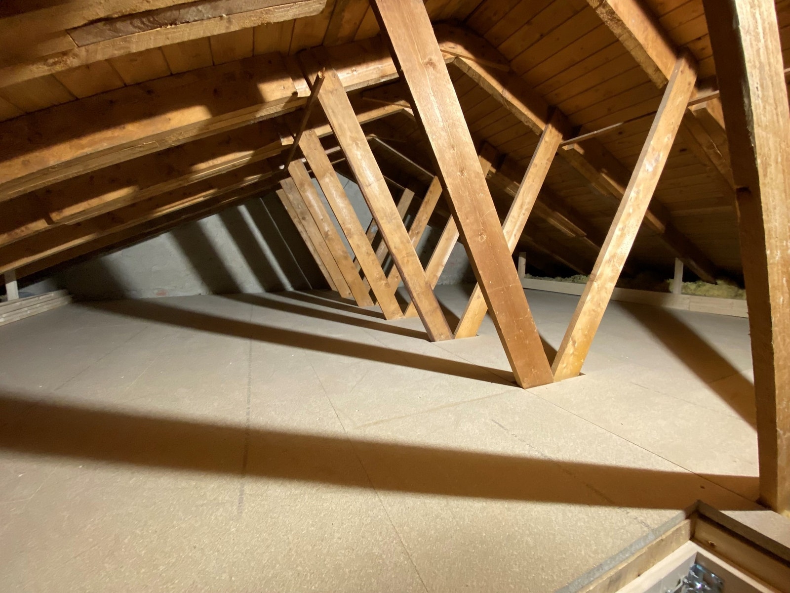 Råloft med god lagringsplass. Mønehøyde på ca.1,5 m Galleribilde