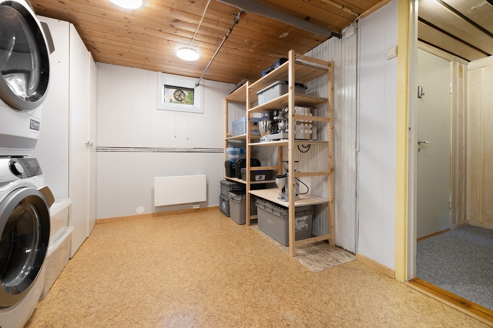 Bod I med opplegg for vaskemaskin - det perfekte vaskerom med god plass til oppbevaring! Galleribilde