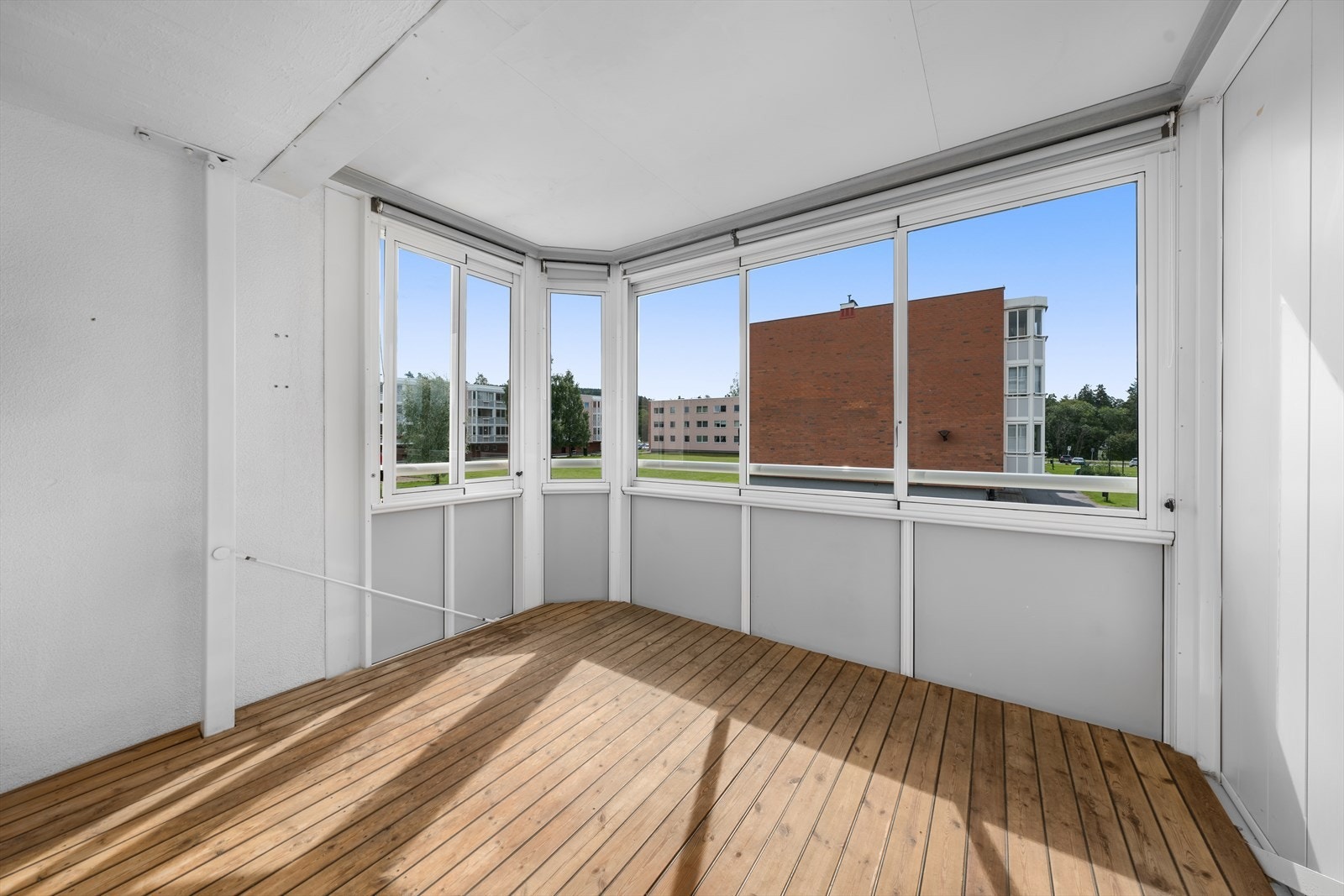 Fra stuen er det utgang til en sørvestvendt innglasset balkong på 11 m². Galleribilde