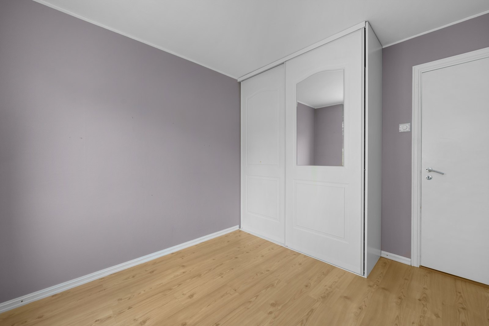 Rommet har plass til seng, nattbord, garderobe og evt. skrivebord. Rommet har skyvedørsgarderobe. Galleribilde