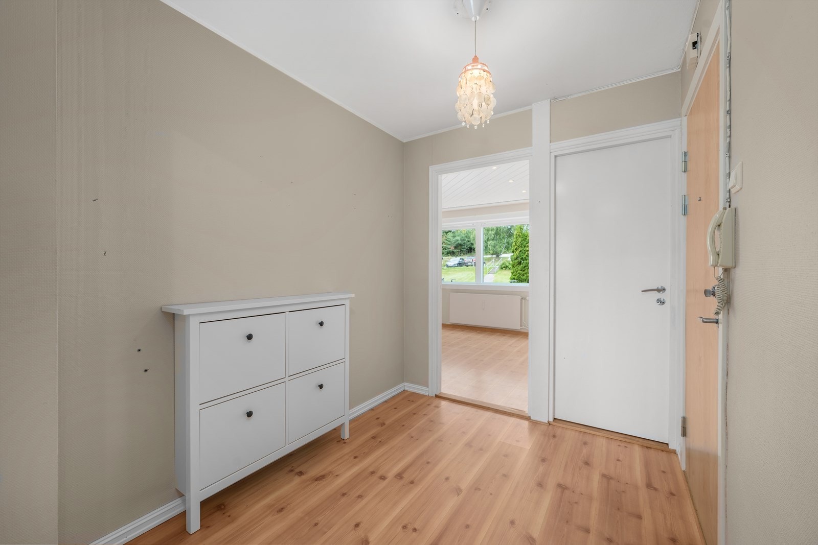 Boligen har en lys entré med plass til å henge fra seg yttertøy og sette fra seg sko. Galleribilde