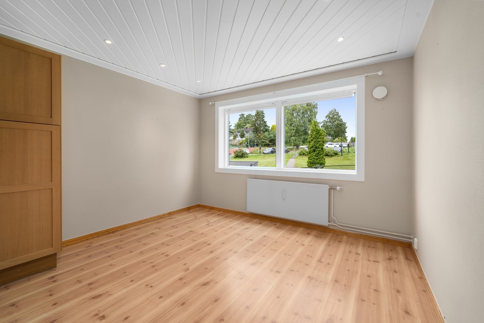 På kjøkkenet er det god plass til å sette spisebord ved vinduet. Galleribilde