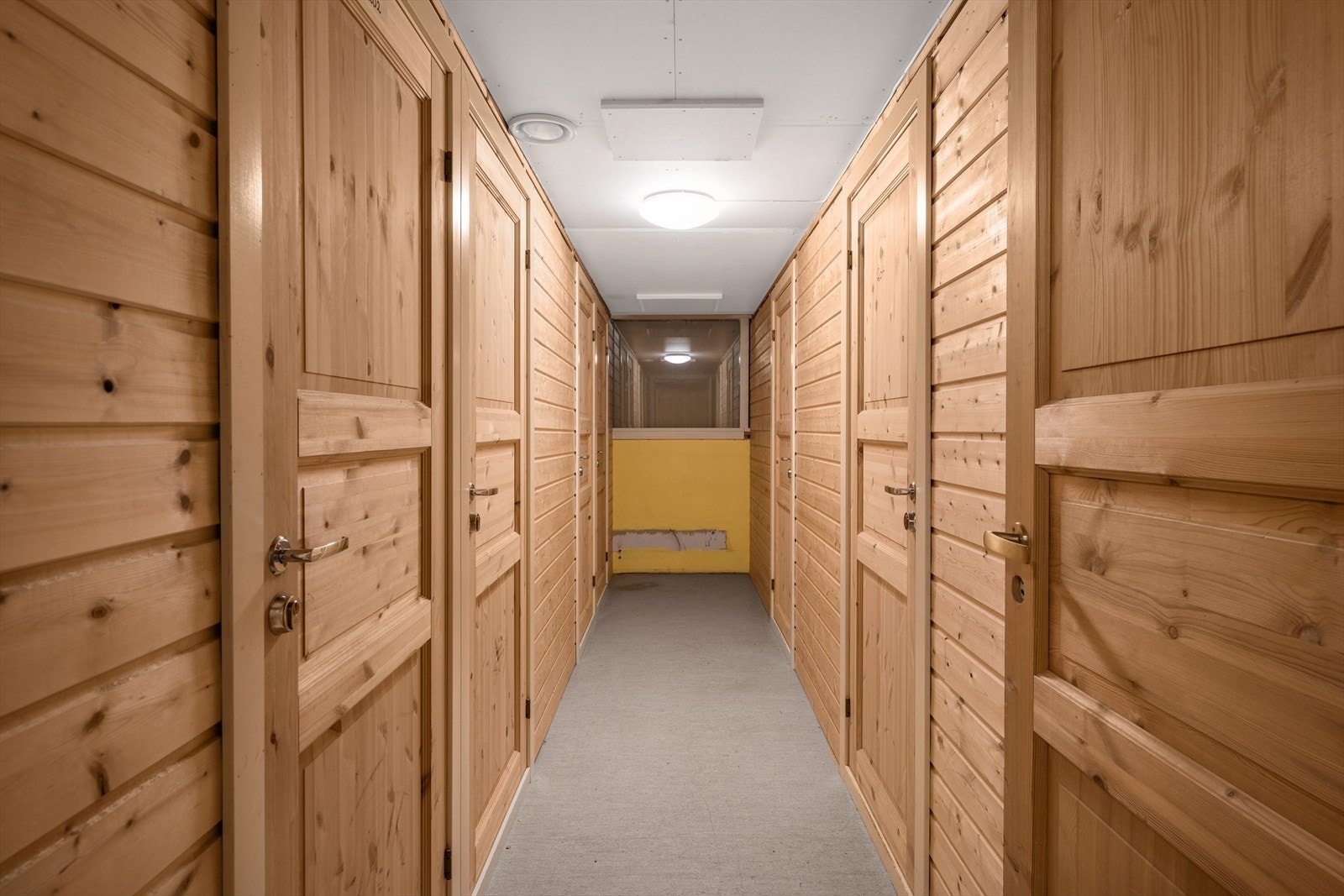 Det disponeres en fast biloppstillingsplass, samt en kjellerbod. Galleribilde