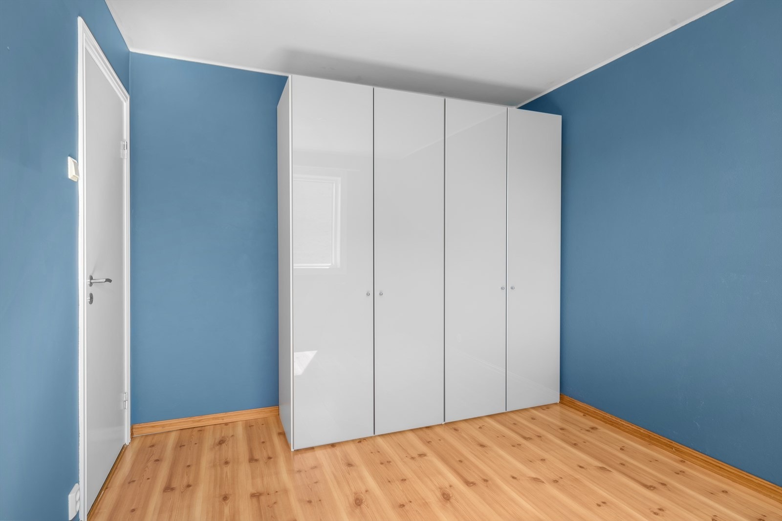 Hovedsoverommet har god plass til seng, garderobe og nattbord. I tillegg er det satt inn praktiske garderobeskap. Galleribilde