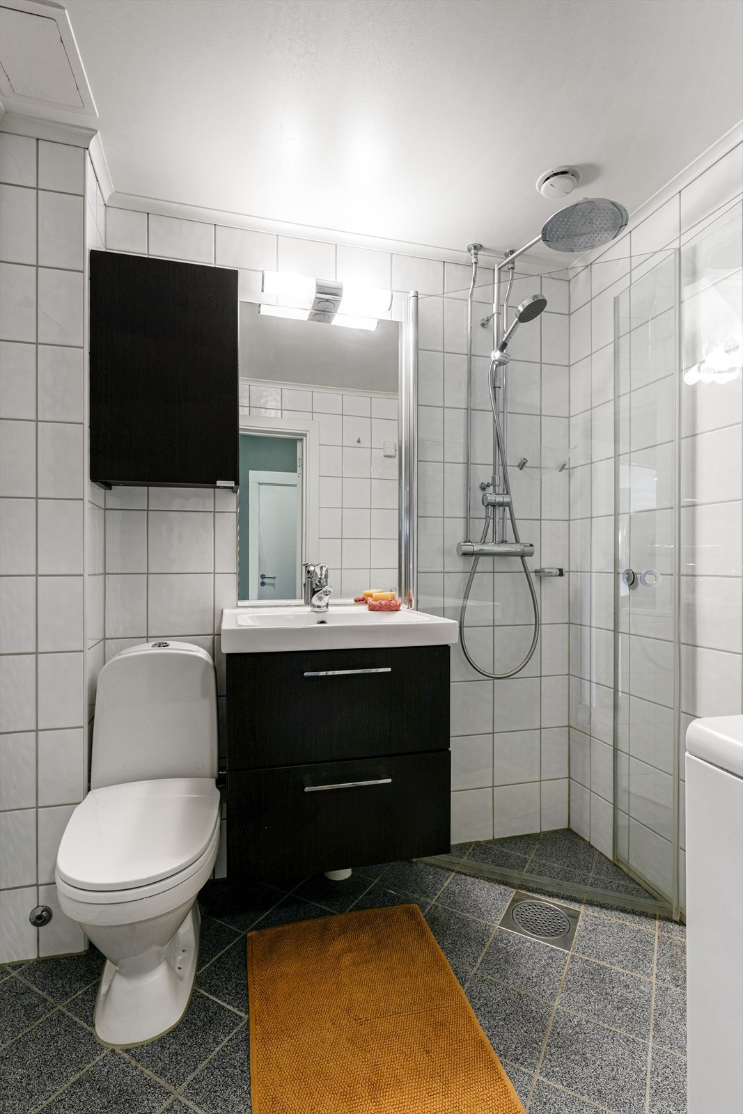 Innredning ble skiftet i 2014 og fremstår med veggmonterte dusjdører, servant med underskap, speil med lys, høyskap og overskap. Gulvstående toalett. Videre er det også opplegg for vaskemaskin. Galleribilde
