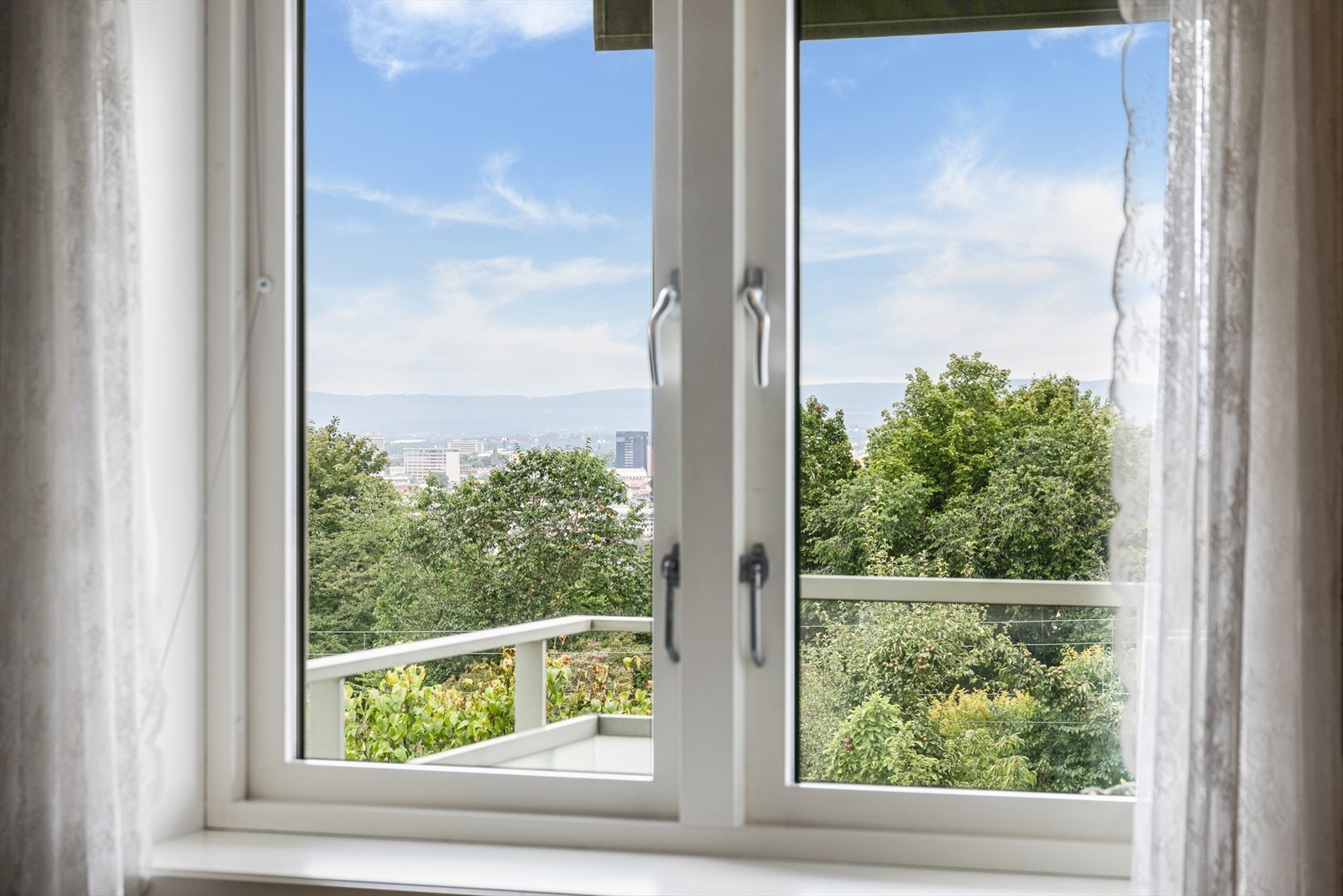 Fra vindu får du rikelig med naturlig sollys, i tillegg til en herlig utsikt over Oslo by. Til info er det montert utvendig solskjerming. Galleribilde