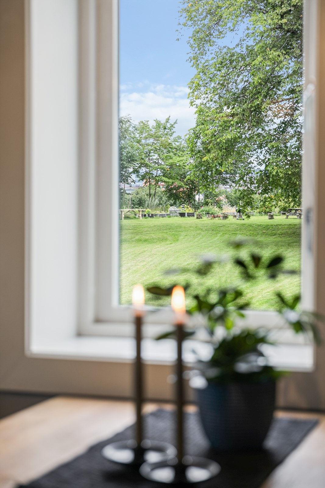 Her kan flere av dagens måltider nytes med hyggelig utsyn over frodige grøntområder. Galleribilde