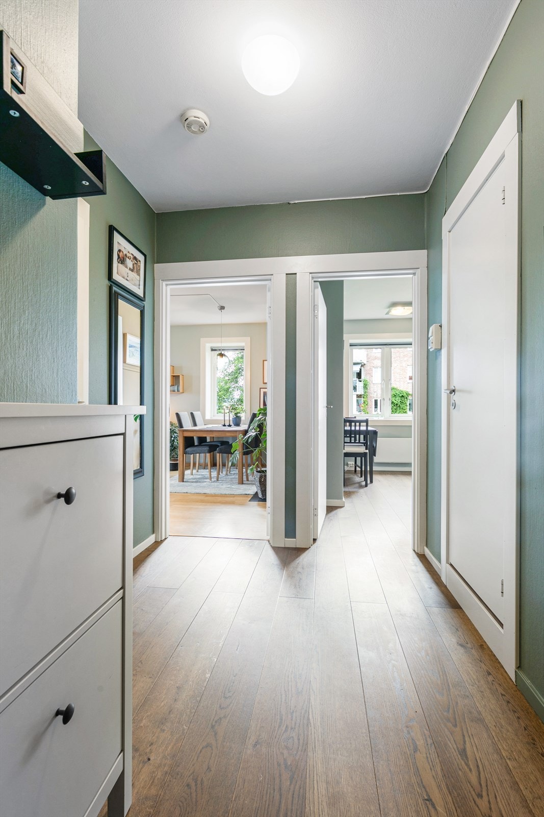Velkommen inn! Entréen er lys og romslig, og gir et godt førsteinntrykk av boligen. Galleribilde