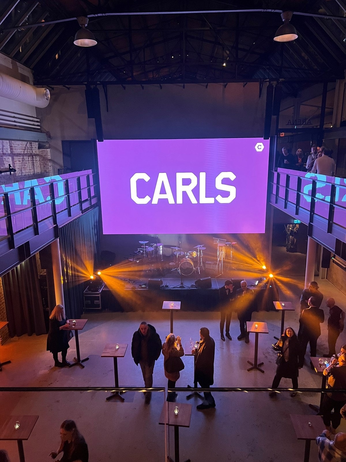 Nye storstuen Carls på nesten 3000kvm med store og små opplevelser. Carls tilbyr kafé & bar, restaurant, uteservering, vinbar, og to store arrangementsrom. Galleribilde