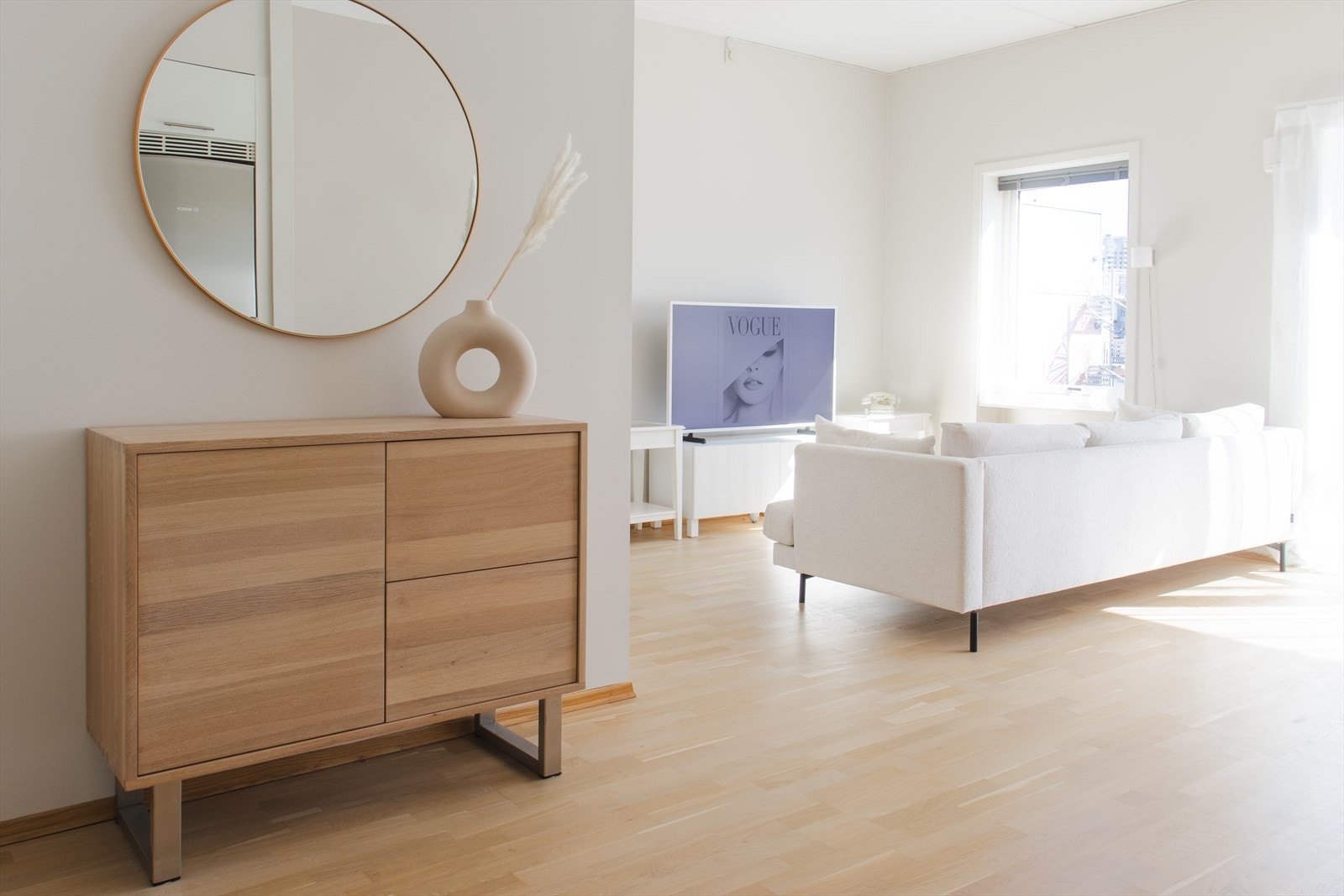 En lys og fin stue med naturlig soneinndeling. Galleribilde