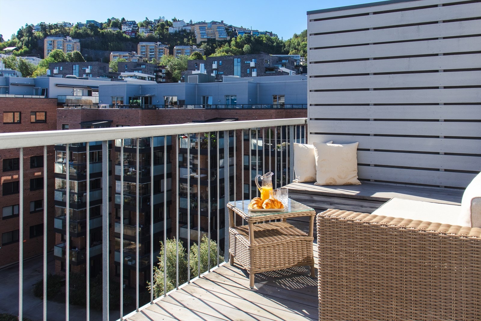 Her får du en solrik, østvendt balkong med flott utsikt over nærområdet. Galleribilde