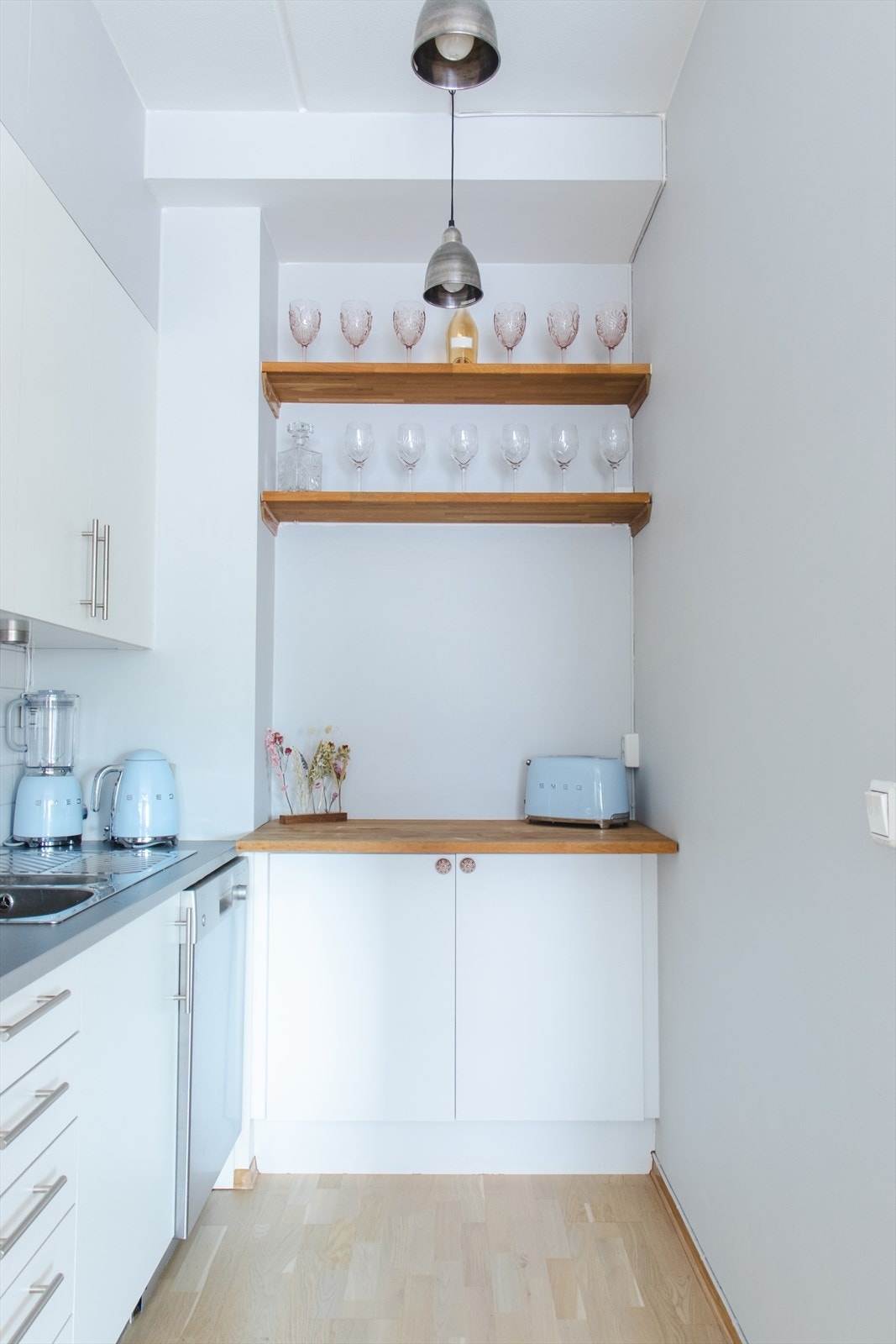 Kjøkkenet byr på godt med skap- og benkeplass. Galleribilde