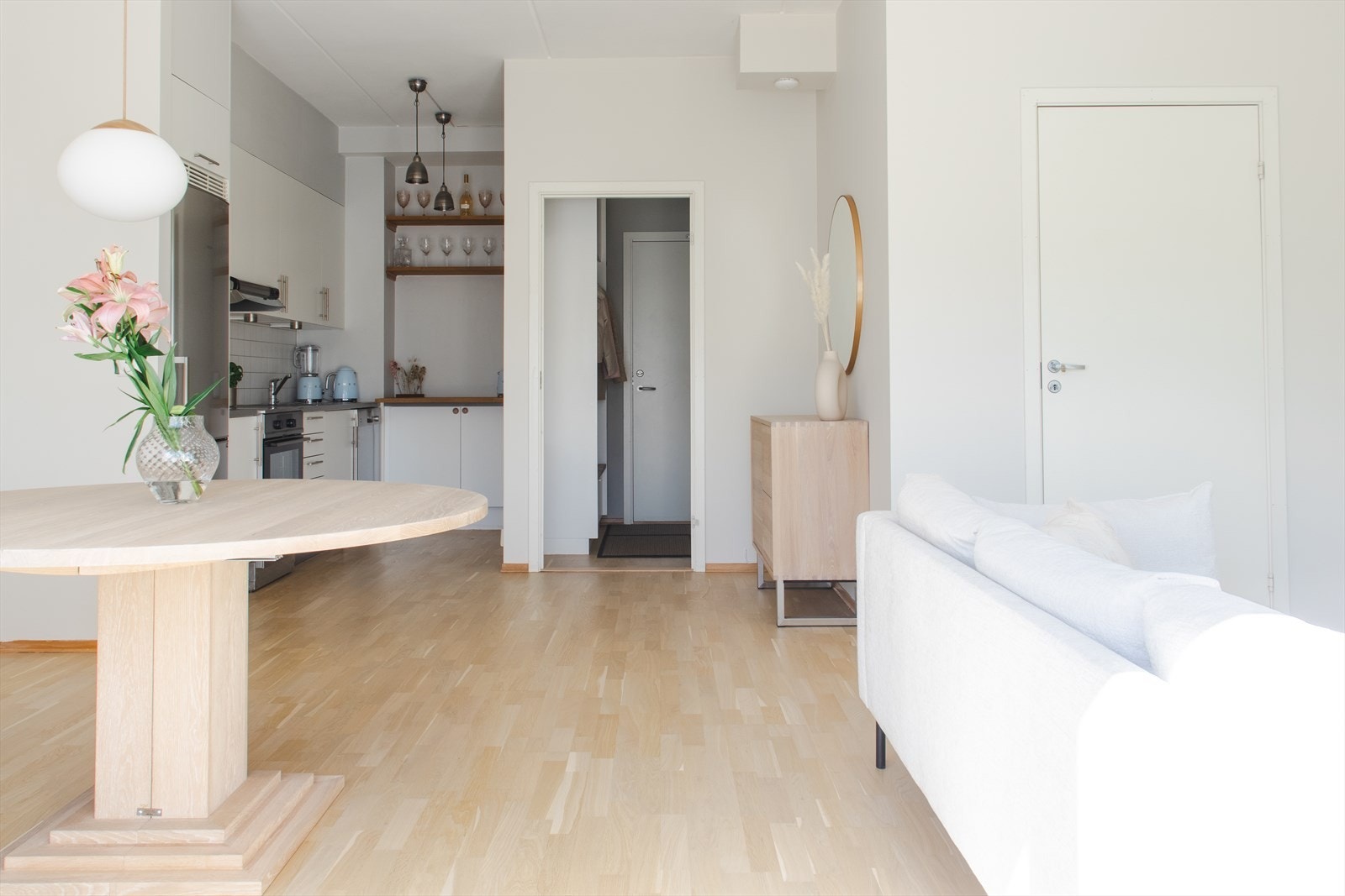 Kjøkkenet ligger i åpen løsning mot stuen. Midt i mellom har du plass til stort spisebord. Galleribilde