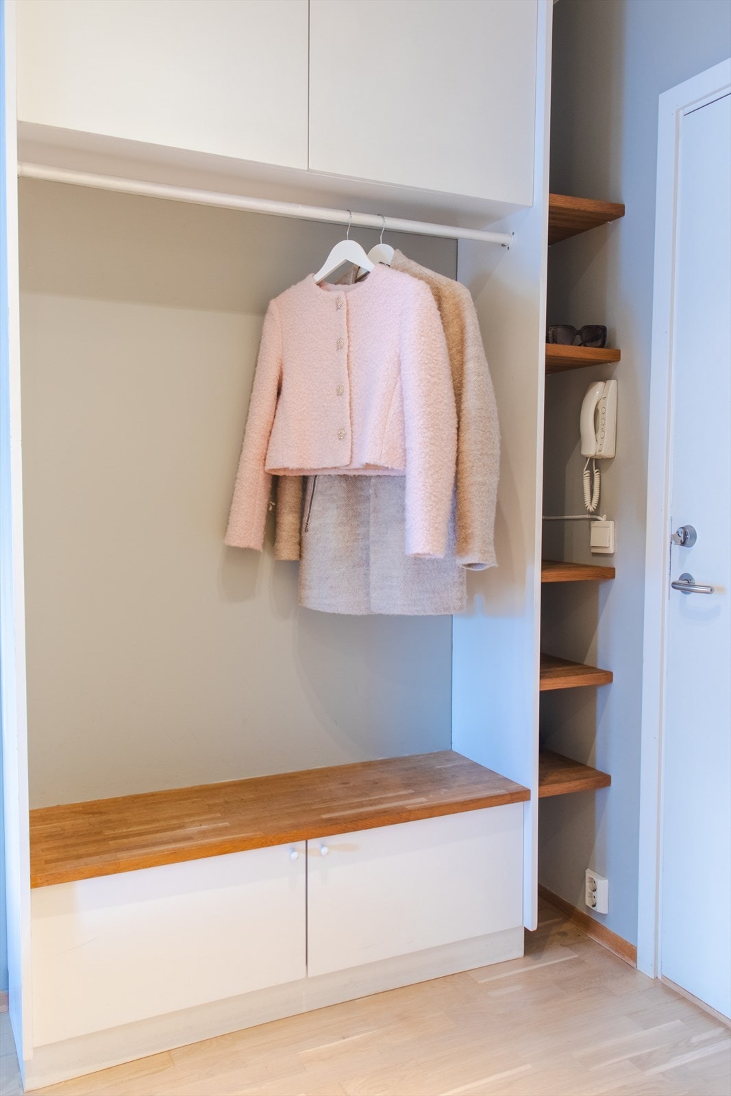 Praktisk garderobeløsning i entré. Her har du plass til å henge fra deg yttertøy og sette fra deg sko. Galleribilde