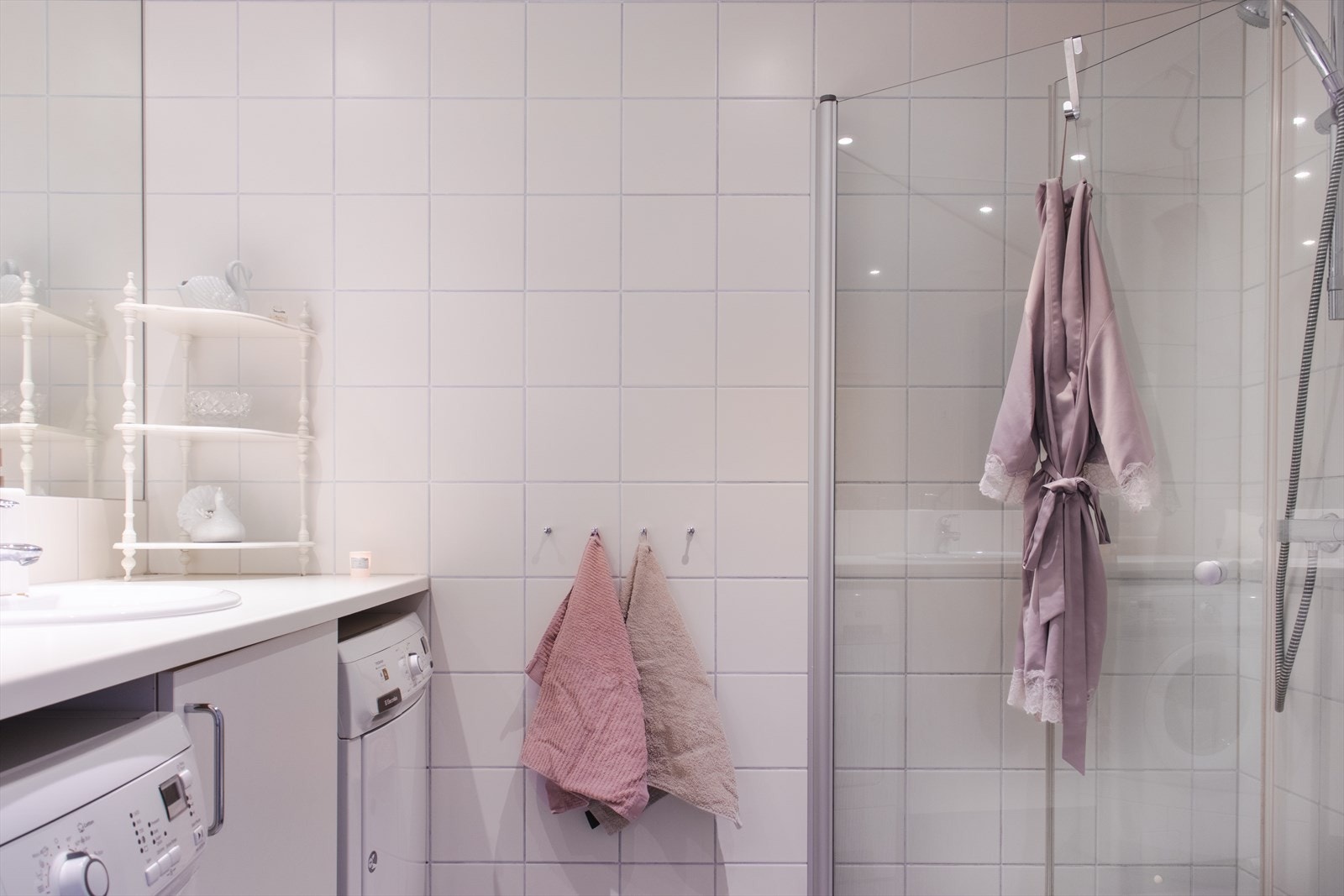 Baderommet er fra byggeår, 2009 og har opplegg for vaskemaskin og tørketrommel. Disse kan medfølge. Galleribilde