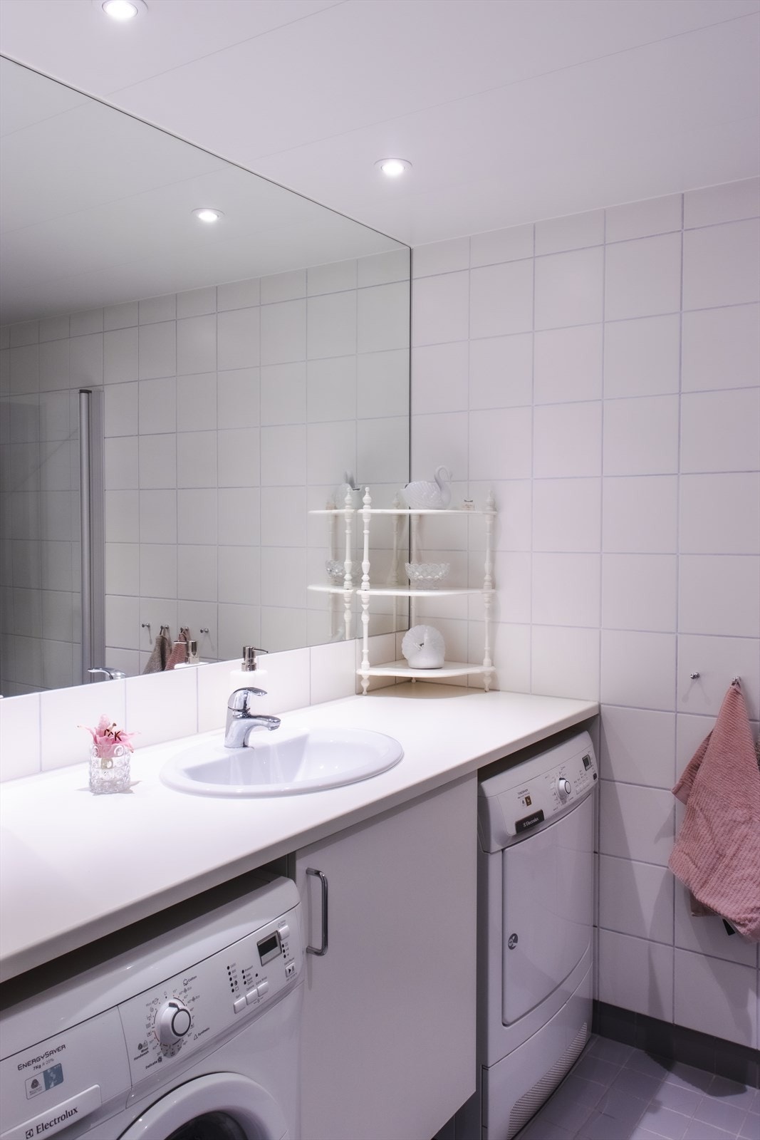 Innredningen består dusjnisje med glassvegger, heldekkende benkeplate med servant, innfelt speil og vegghengt toalett. Galleribilde