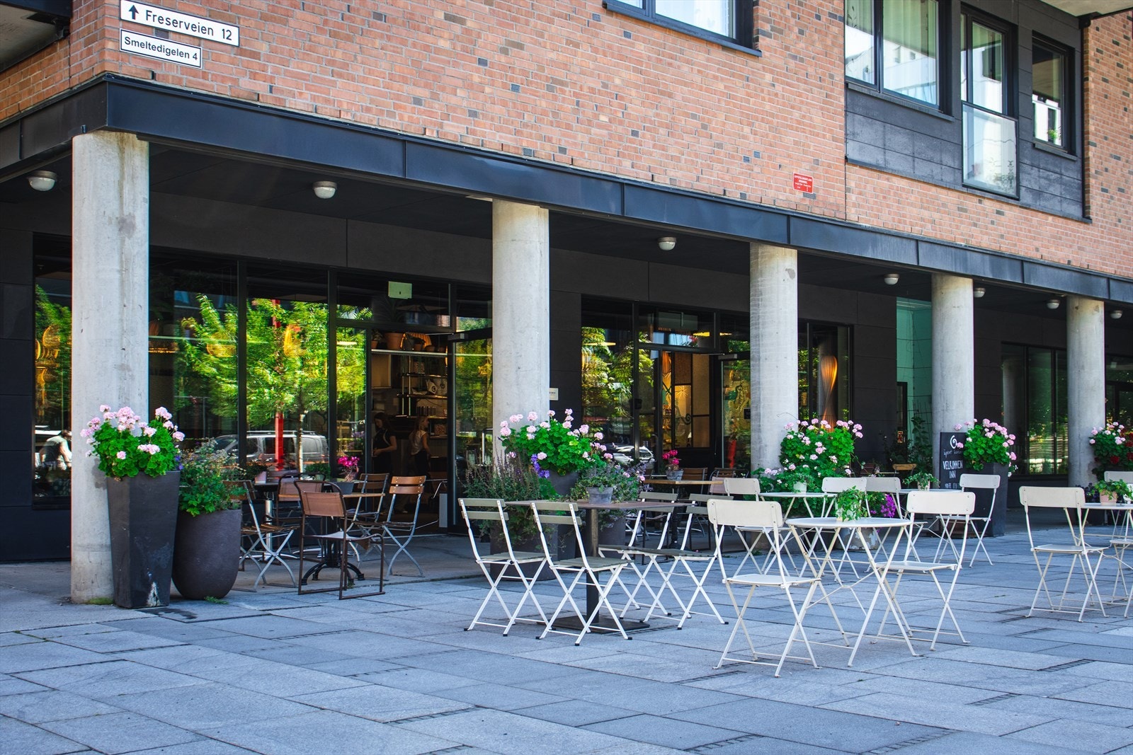 Kværnerbyen byr på kafé, treningssenter, apotek, matbutikk m.m Galleribilde