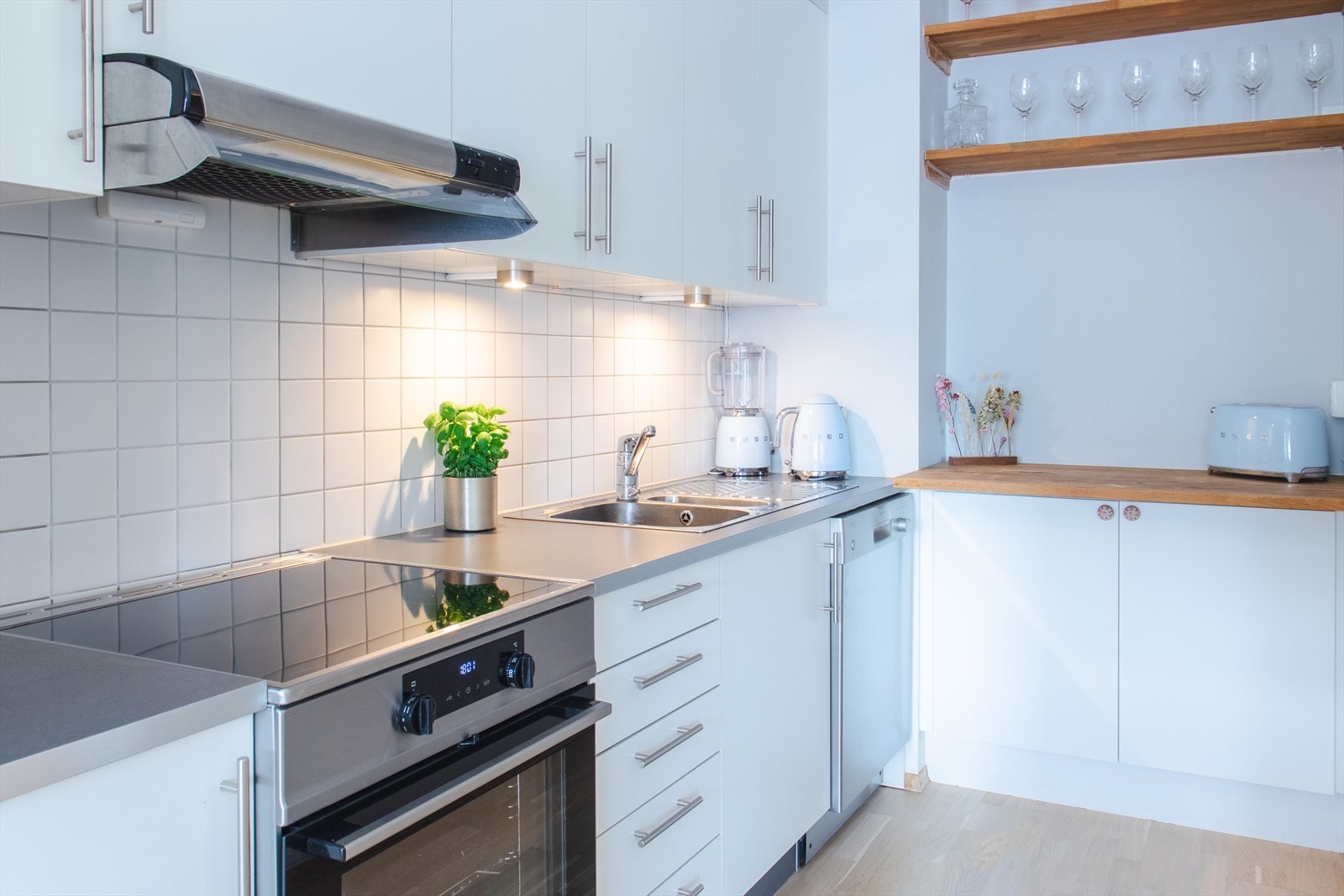 Kjøkkeninnredningen består av glatte hvite fronter, laminat benkeplate og frittstående hvitevarer fra Bosch/Gorenje. Kjøkkenventilator tilkoblet sentralt ventilasjonsanlegg. Galleribilde