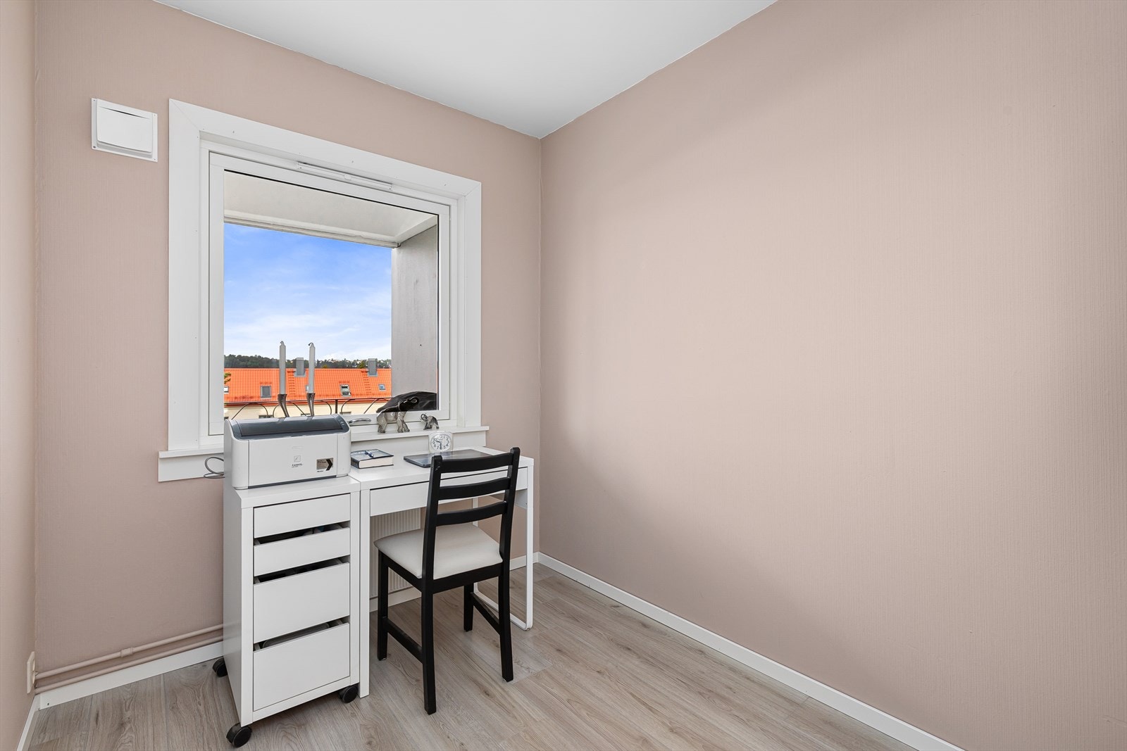 Soverom 1 (innefor kjøkkenet), plass til seng. Galleribilde