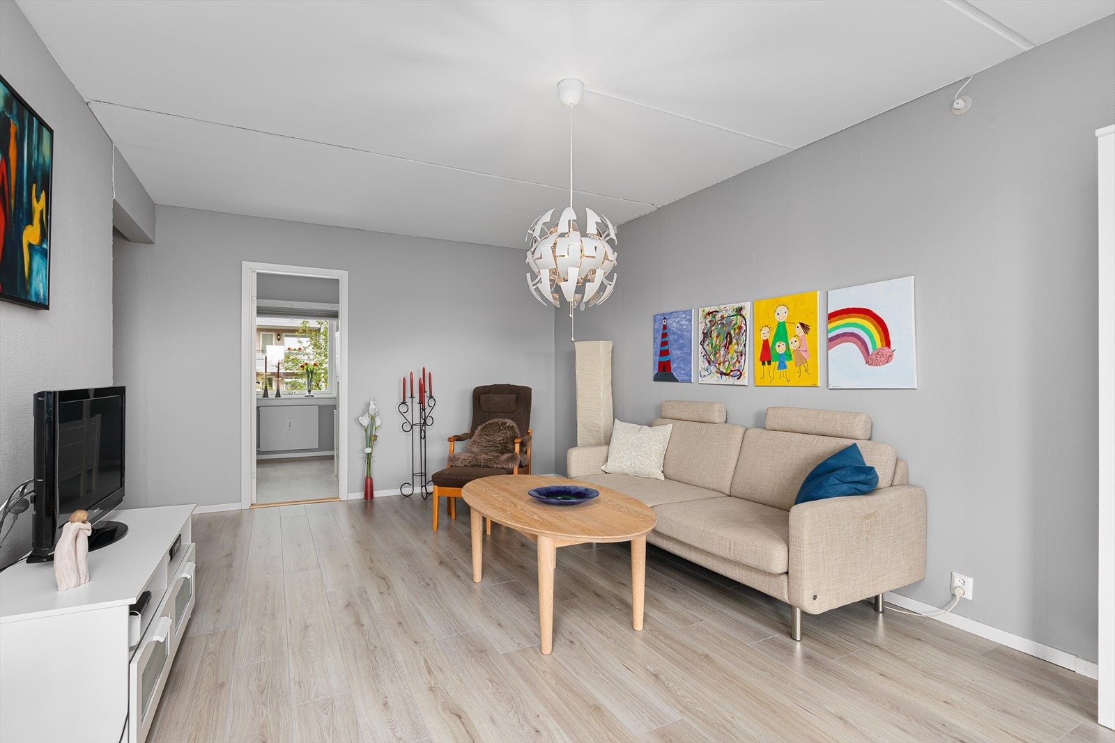 Romslig stue. Galleribilde