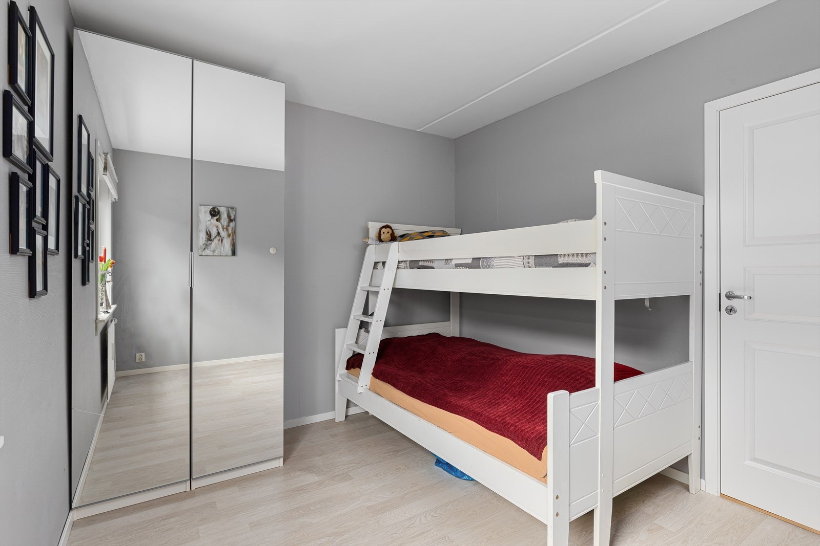 Garderobeskap med speildører. Galleribilde