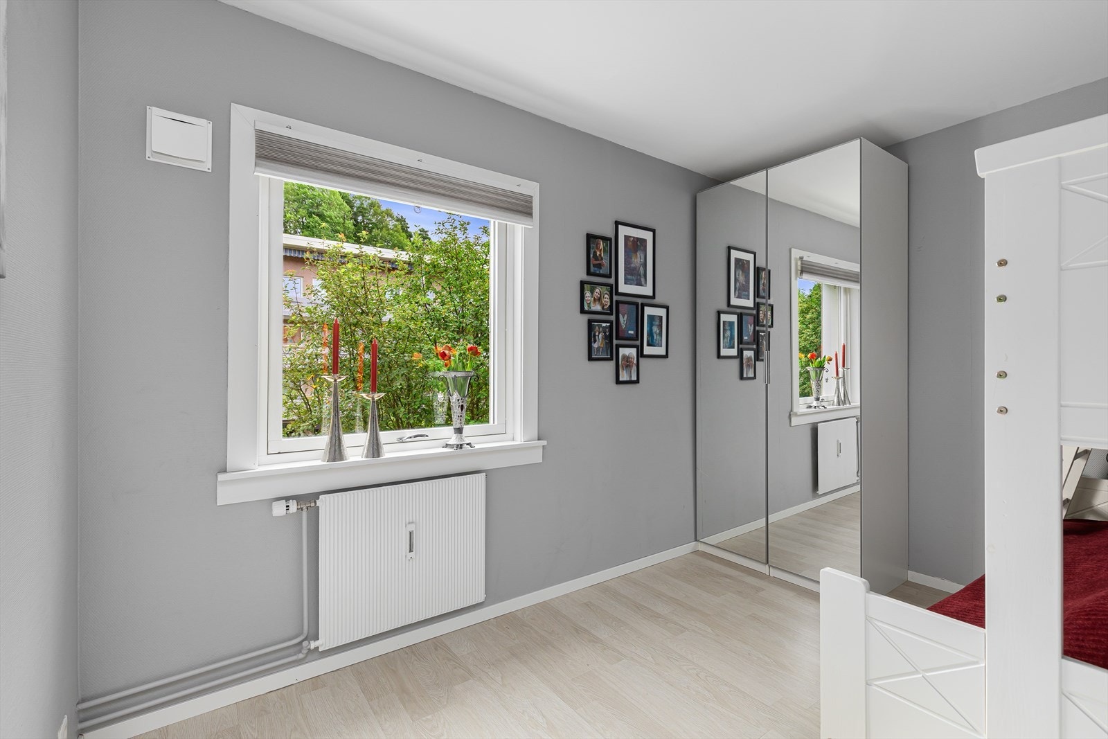 Hovedsoverom med god naturlig belysning. Galleribilde