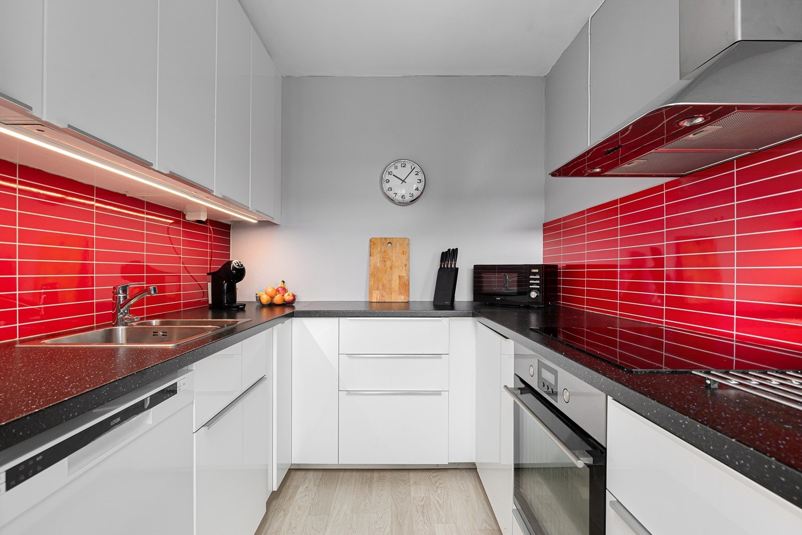 Opplegg og plass for oppvaskmaskin. Frittstående kjøle-/fryseskap. Integrert induksjonstopp og stekeovn. Galleribilde