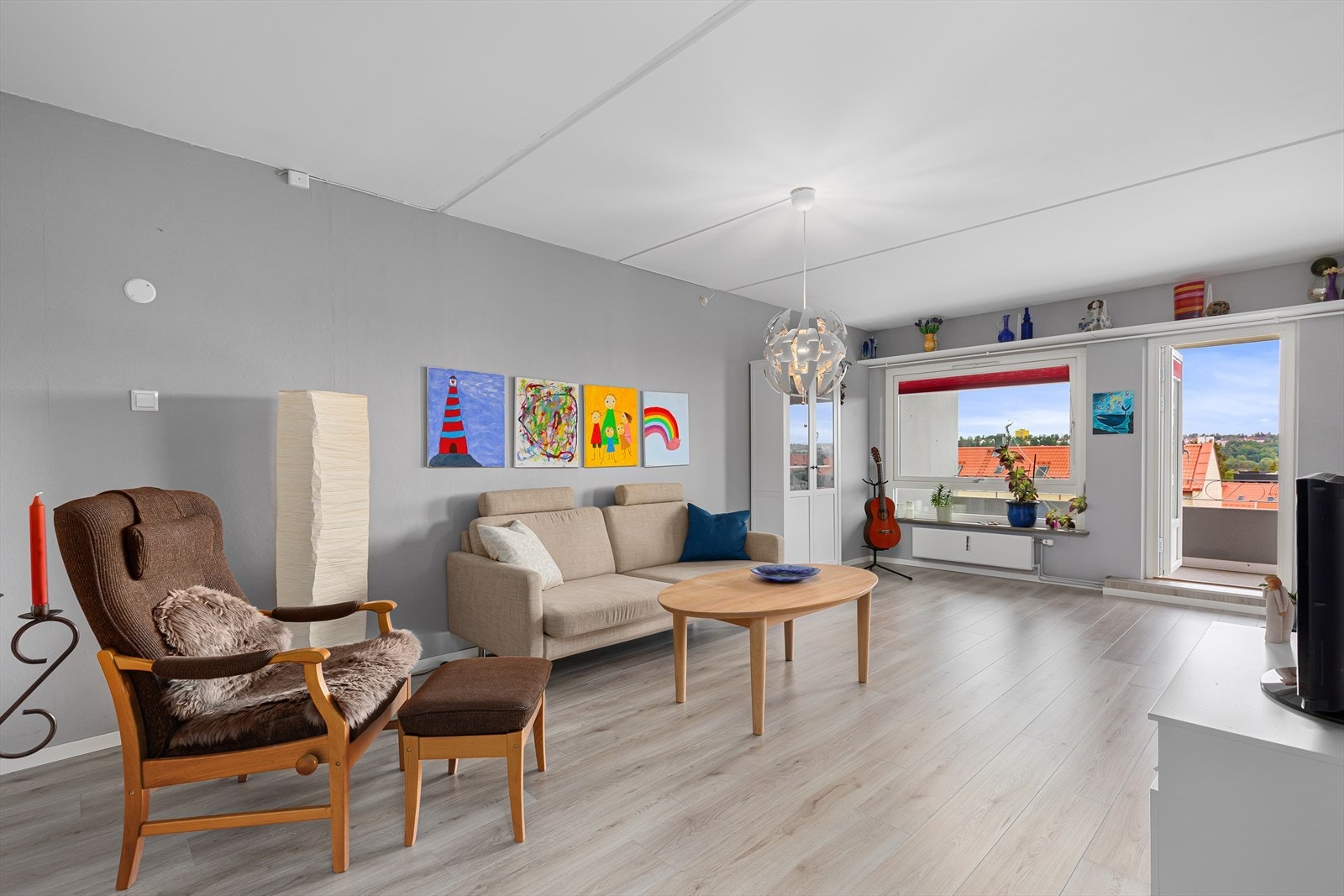 Pen og åpen stue med direkte utgang til balkong. Galleribilde