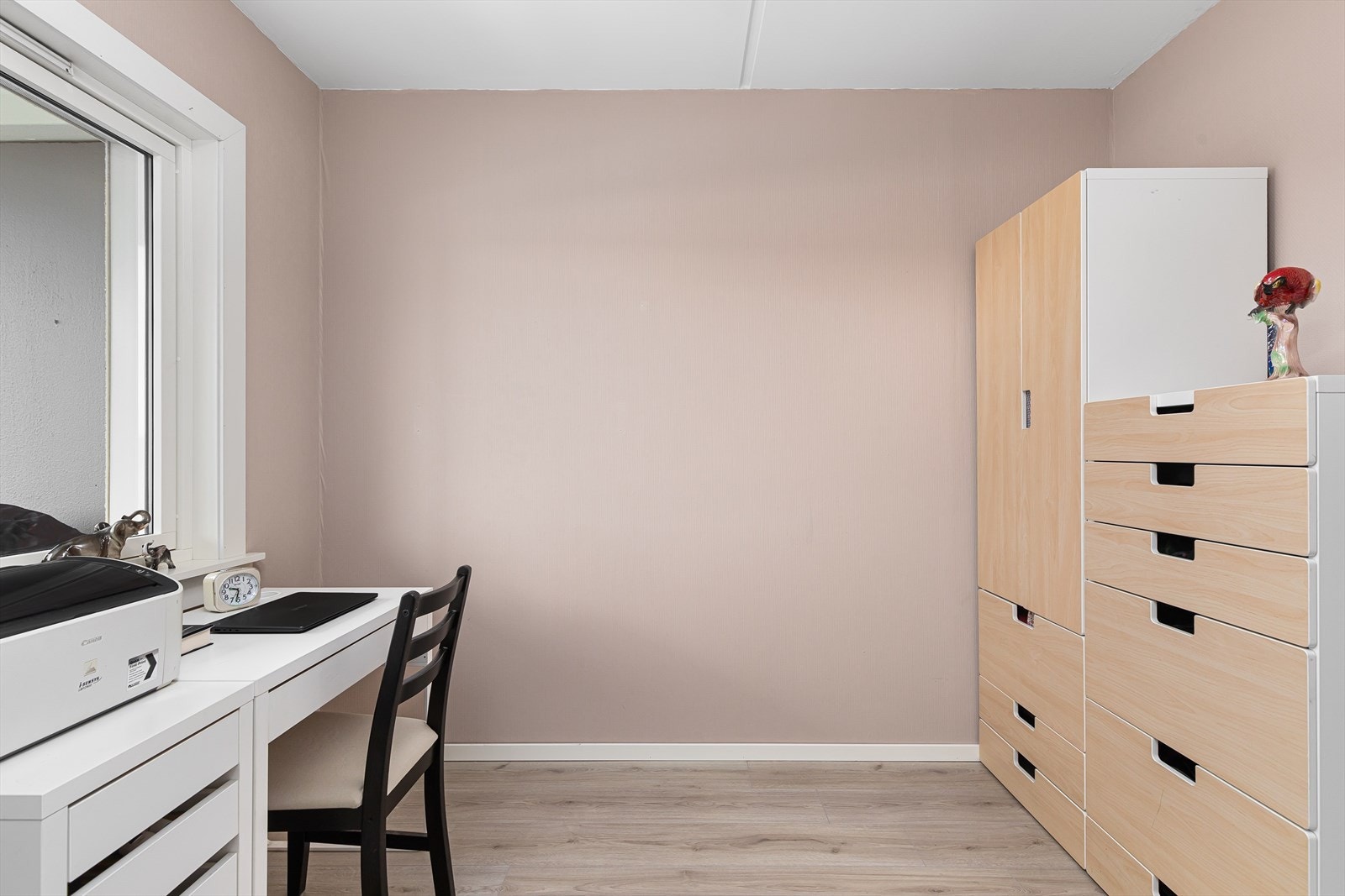 Frittstående garderobeskap. Galleribilde