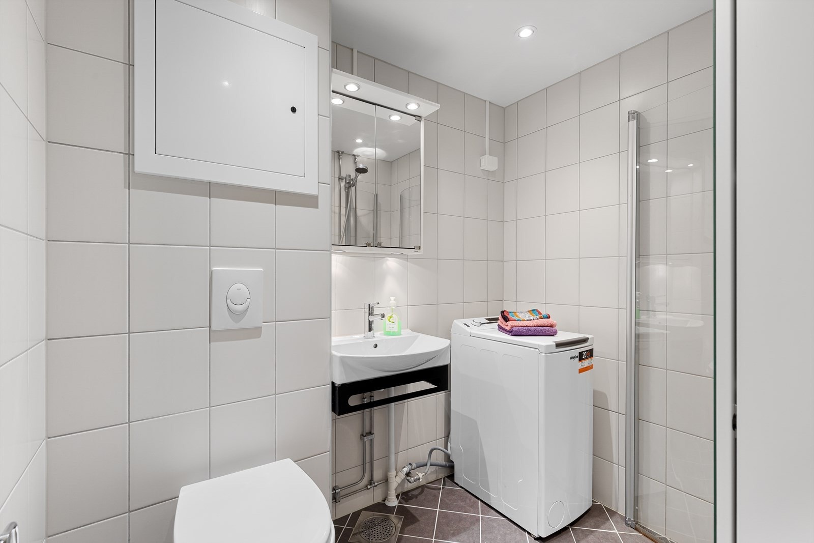 Pent bad/wc med flislagt gulv med varmekabler. Opplegg og plass for vaskemaskin og tørketrommel. Galleribilde