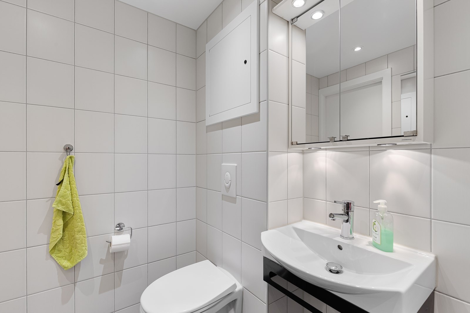 Speilskap med belysning. Galleribilde