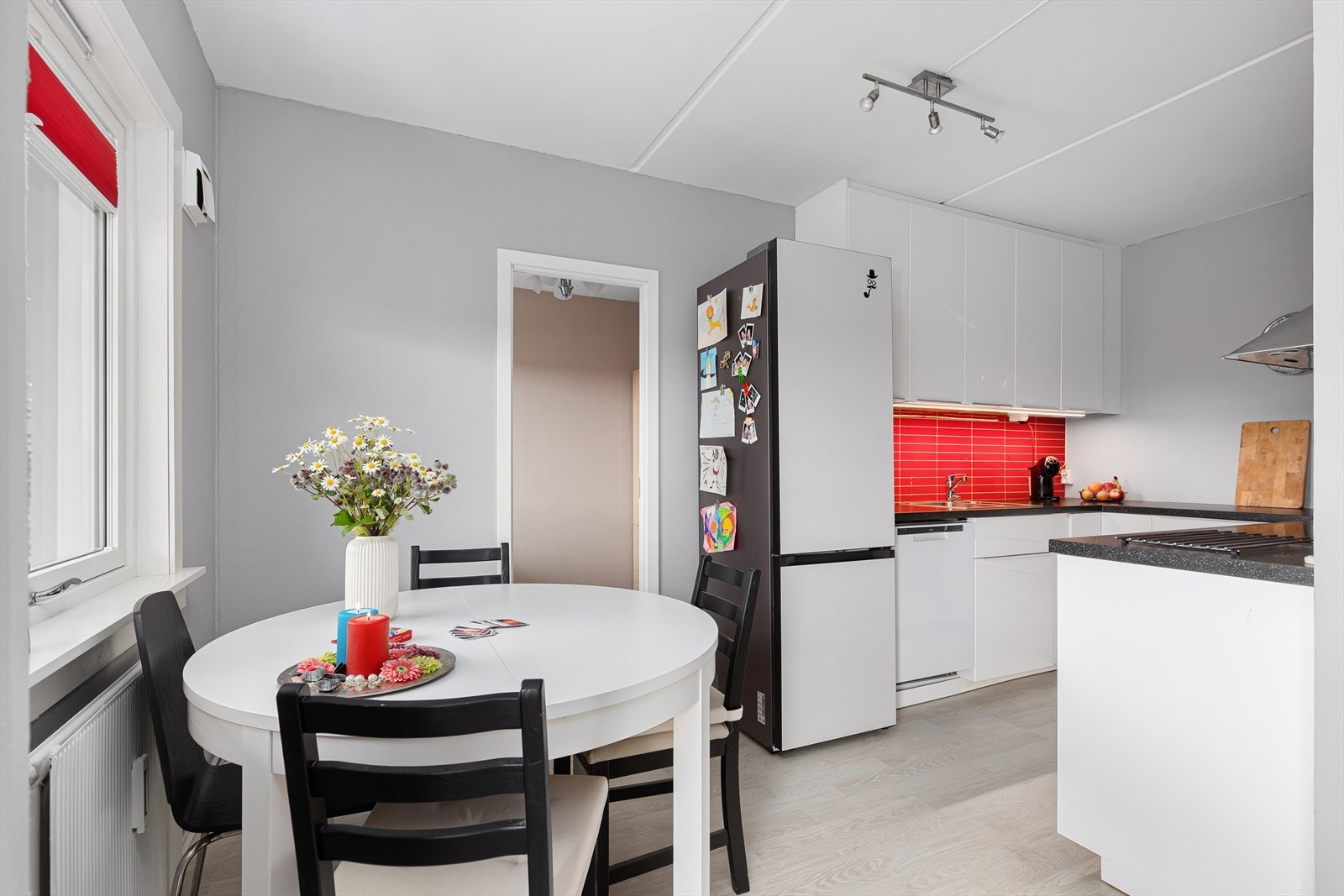 Stort kjøkken med god plass til spisebord. Galleribilde