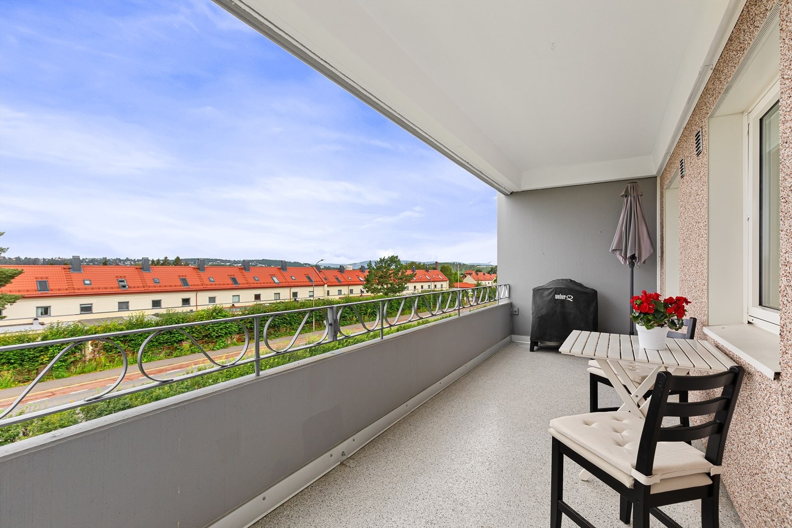 Romslig og solrik balkong på ca 15 m². Galleribilde