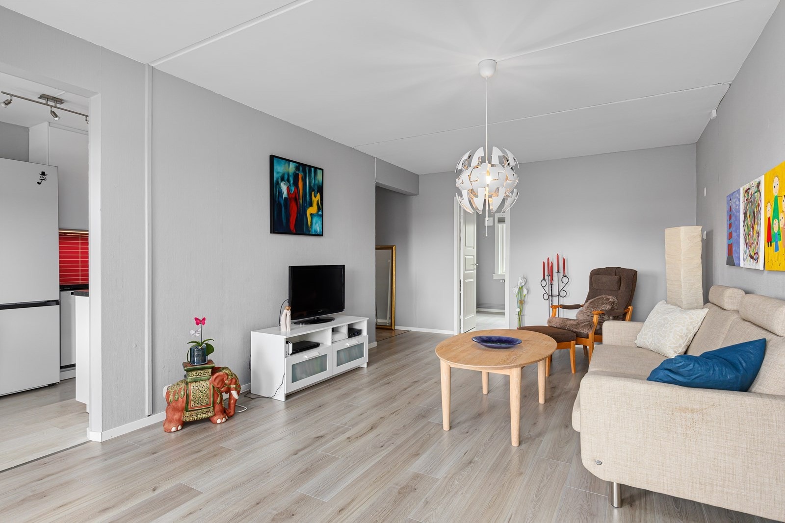 Åpen planløsning mellom kjøkken og stue. Galleribilde