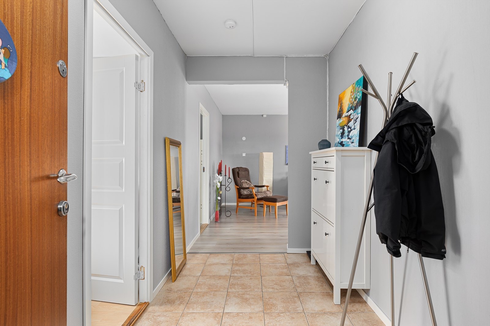 Romslig entre med god oppbevaringsplass for sko og klær Galleribilde