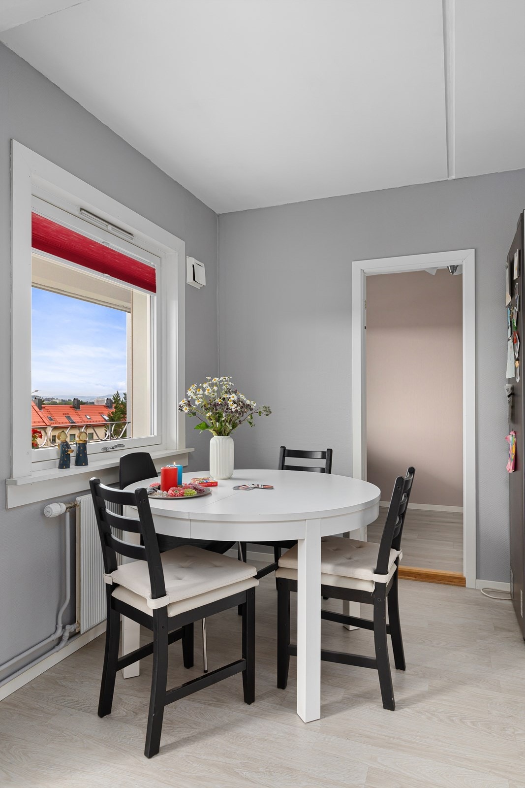 Spisebord med fin utsikt fra kjøkken. Galleribilde