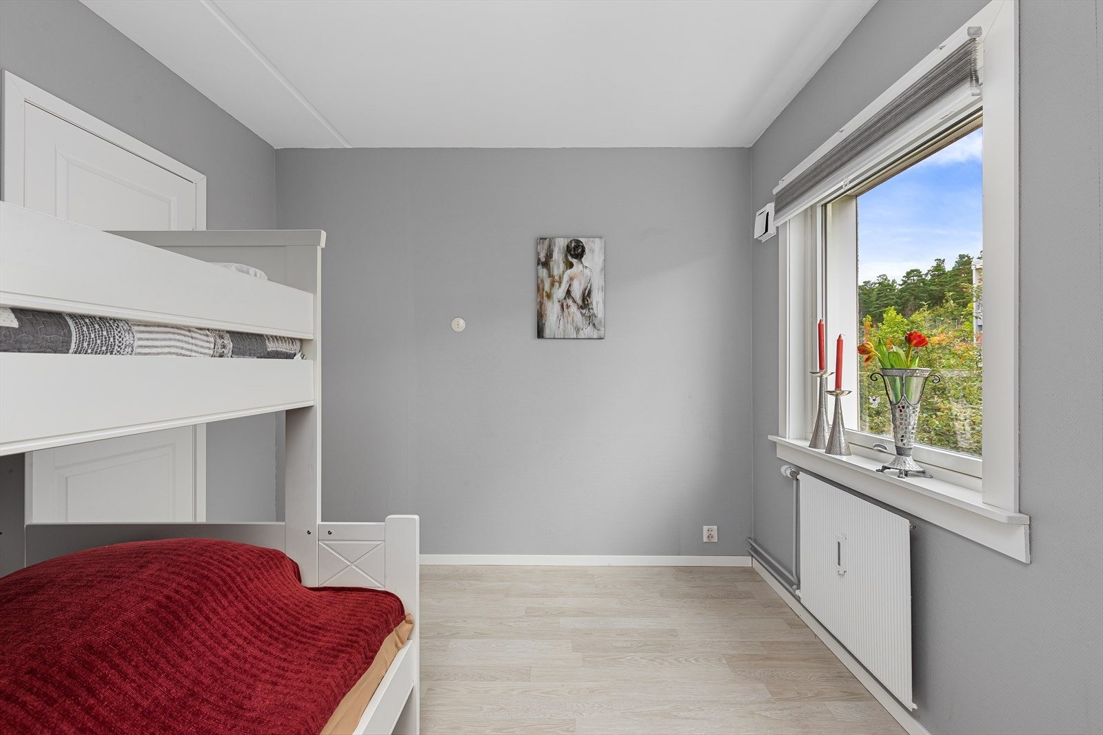 God plass til seng , møbler og oppbevaringsfasiliteter. Galleribilde