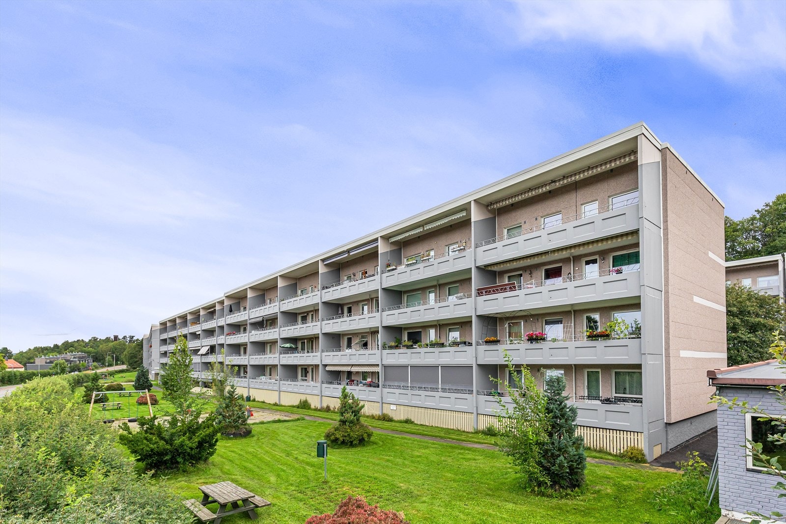 Velkommen til Martin Linges vei 21, en pen og romslig 3-rom andels leilighet med balkong. Galleribilde