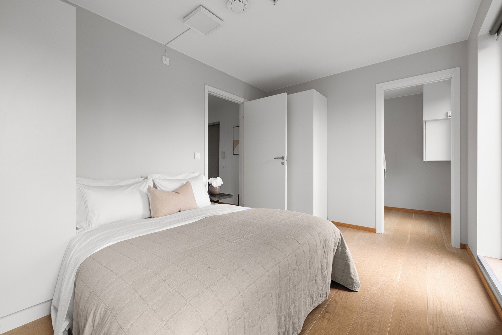 Soverommet har også inngang til walk-in closet. Galleribilde