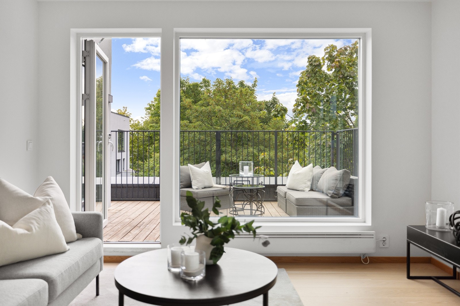 Stuen er lys og malt i tidsriktige farger og med terrassen som er målt til hele 18 kvm som , fungerer perfekt som en forlengelse av stuen på sommer halvåret. Galleribilde