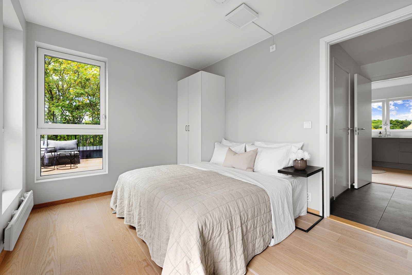 Soverommet er romslig og har god plass til en stor dobbeltseng med tilhørende nattbord på hver side og rikelig med naturlig lys fra vinduene, samt god plass til en garderobeløsning. Galleribilde