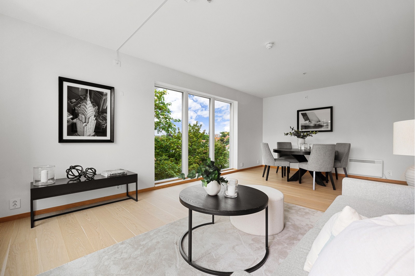 Stuen gir godt med naturlig lys og har plass til sofagruppe med tilhørende møblement, samt egen spisegruppe. Galleribilde