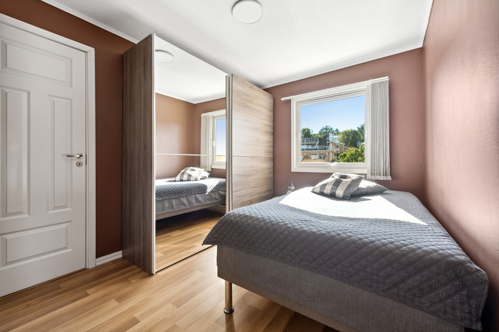 Soverom 2 er også av god størrelse. Hel vegg med skyvedørsgarderobe, delvis med speil i front. Galleribilde