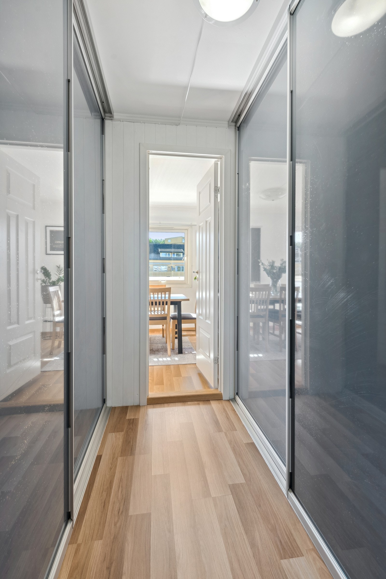 Walk-in garderoberom. Skyvedører, delvis med speil i front. Galleribilde