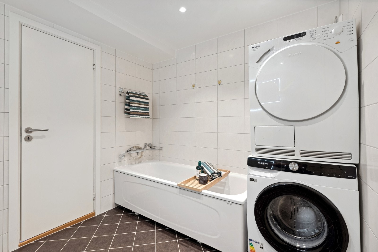 2 bad, hvorav 1 med badekar og 1 med dusj. Opplegg for vaskemaskin og tørketrommel. Galleribilde