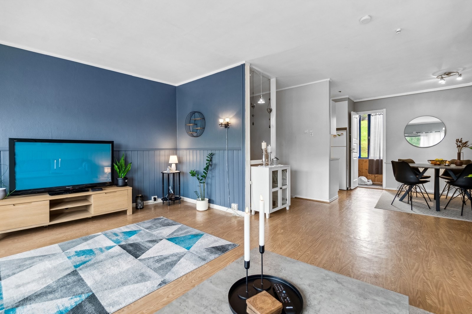 Leiligheten ligger i 2. etasje og går over 2 plan og innehar en fin planløsning. Galleribilde