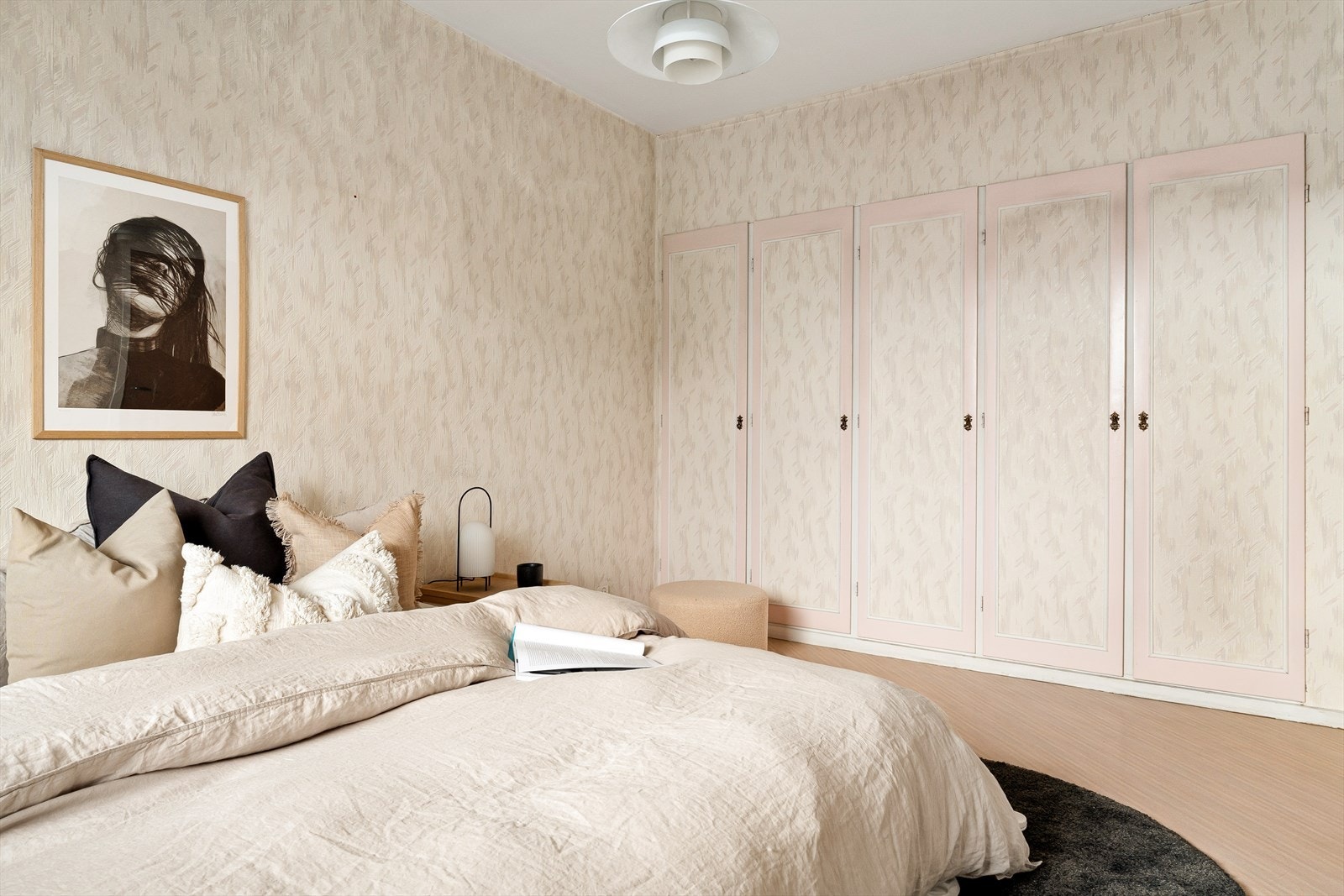 Det er innebygde garderobeskap i rommet. Galleribilde