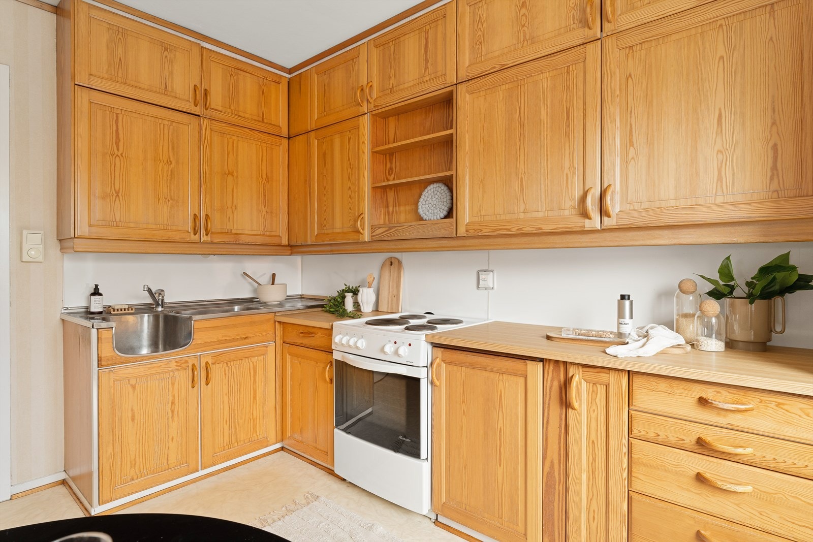 Profilerte fronter og laminat benkeplate. Galleribilde